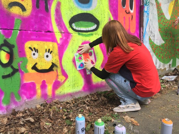 Mädchen mit Spraydose
