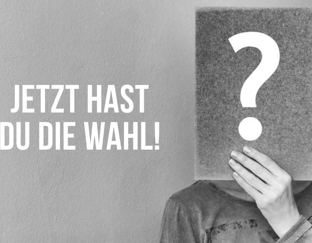 Schwarz-Weiß-Foto einer Person, die sich ein Schild mit einem Fragezeichen darauf vor das Gesicht hält. Daneben steht "Jetzt hast du die Wahl!"