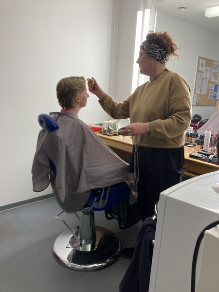 Lisa wird in der Maske geschminkt