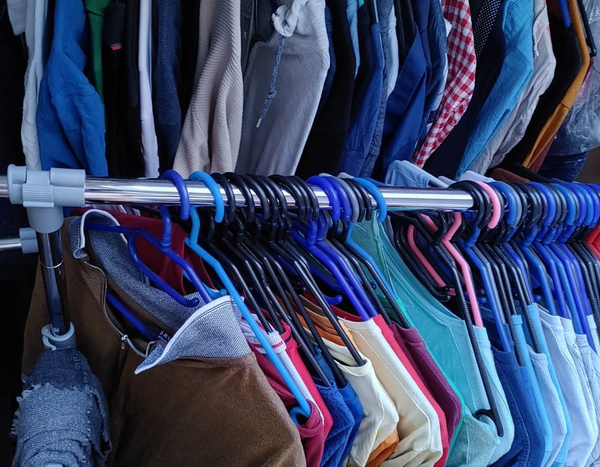 Foto von Kleidern auf Kleiderbügeln